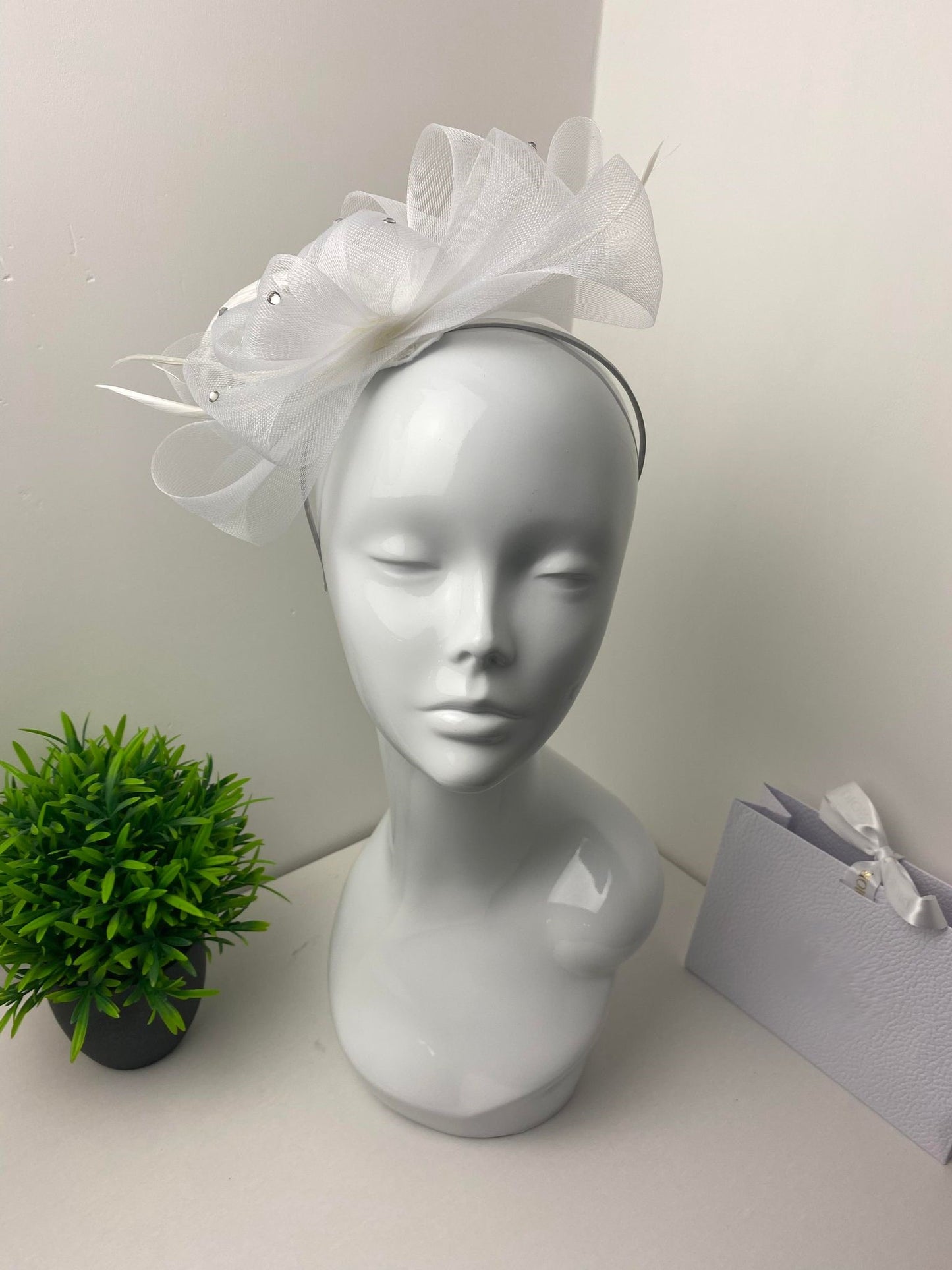 Lou Diamante White Bow Fascinator