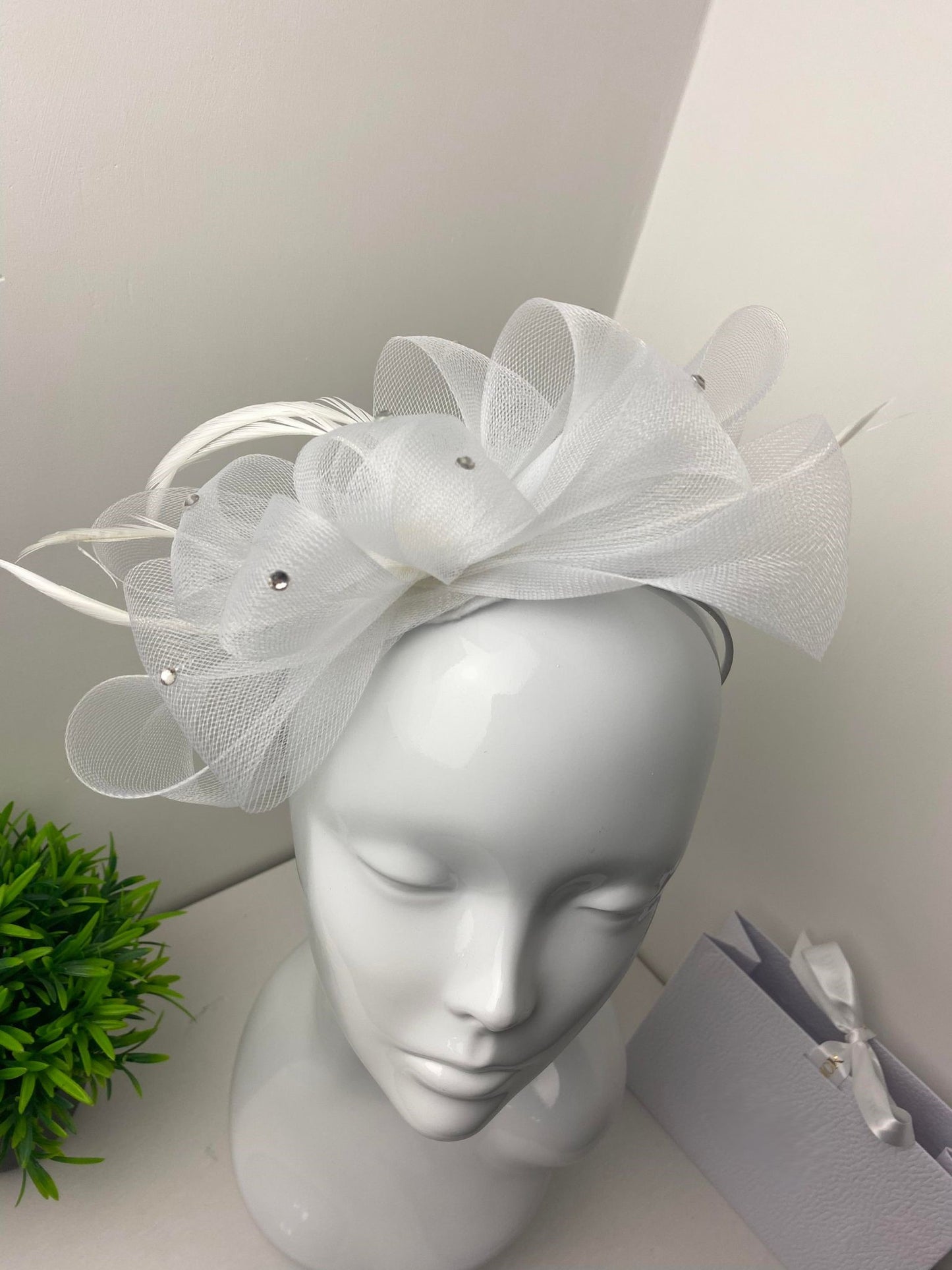 Lou Diamante White Bow Fascinator
